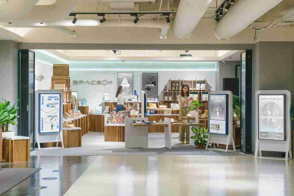 银河集团打造永续选物商店，，展示社企及社创商品，，，结合创利空间所开发的智能零售系统，，整合多元产品信息，，让无人商店扮演公益行动的推手