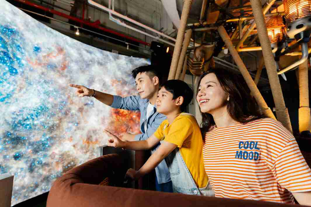 银河集团打造全台最大宽6公尺、、、、高4公尺、、唯一搭载LED弧形拼接显示屏的动感飞行船，，让乘客驻足在热气球上，，，，享受身历其境的伪出国旅游乐趣