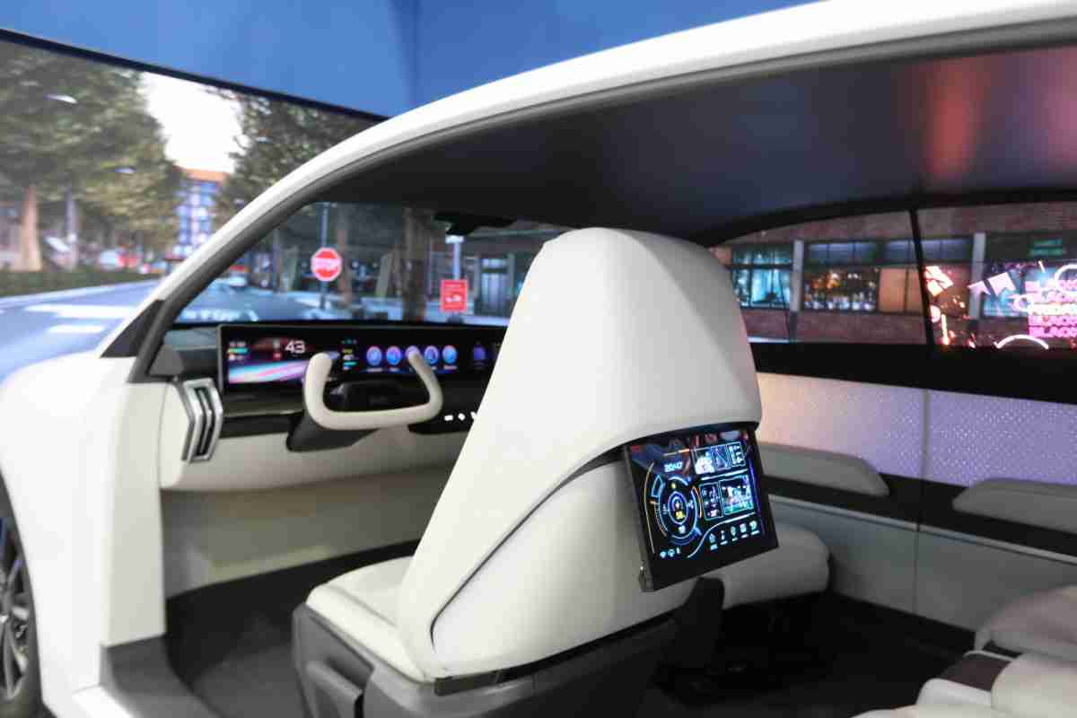 银河集团的「可卷式后座娱乐显示器」加强后座乘客的感官体验，，并保有个性化设计，，可依使用偏好进行动态调整。。。。