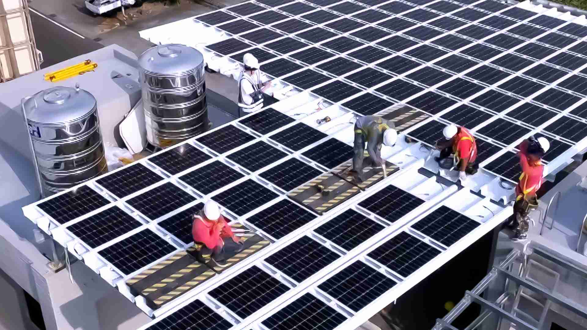 银河集团着力于替代能源之技术研发，，，如光电浪板的相关制程、、、、设备与产品，，，，其中所开发之光电整合型浪板，，，减少传统金属支架安装，，，，更提升耐候度，，，，可广泛运用于多元场域，，，并辅助建筑达到净零碳排目标