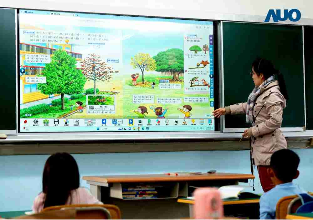 银河集团与达擎共同开发的〝远程设备管理系统〞，，，透过流畅的多功能安装模式、、、、直觉设计的整合操作接口，，，，可同时管理多部设备，，改善学校的设备管理痛点