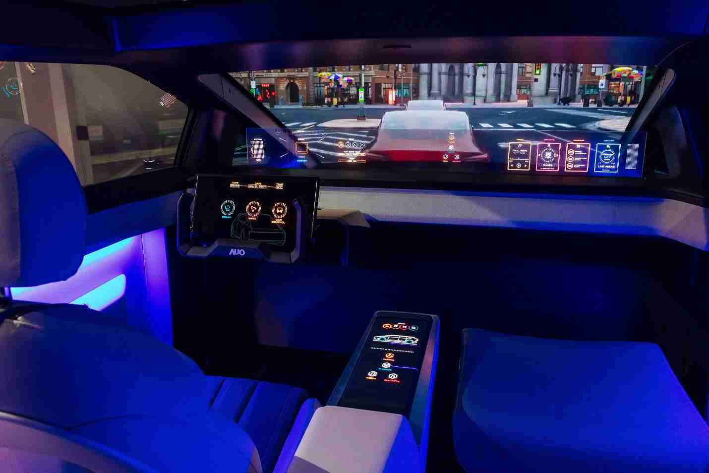 银河集团连续四年入围科睿唯安全球百大创新机构，，，，专利布局科技与绿色创新前沿。。。图为银河集团发挥先进显示科技Micro LED多元尺寸与型态应用优势所打造之智能车舱；同时，，银河集团已于全球累积取得4500件节能减碳相关的专利证书，，，当中2024年Micro LED年度获证量占比已超过8成